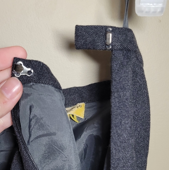 Vintage wool skirt dark grey blue embroidery Italian size 40(small) fully linned - Picture 5 of 7